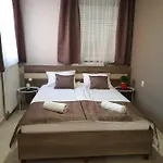 Familia Panzio & Apartmanhaz 3*
