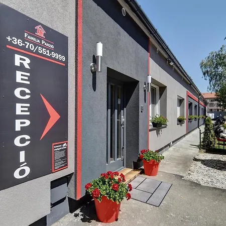 Familia Panzio & Apartmanhaz 住宿加早餐酒店