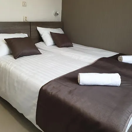 Familia Panzio & Apartmanhaz Bed & Breakfast