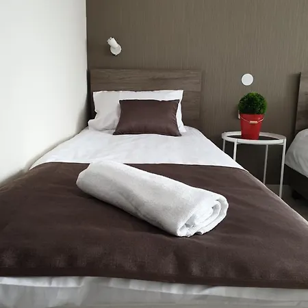 Familia Panzio & Apartmanhaz Gyor