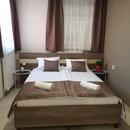 Familia Panzio & Apartmanhaz *
