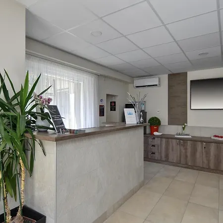 Bed & Breakfast Familia Panzio & Apartmanhaz Gyor