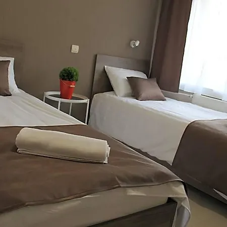 Familia Panzio & Apartmanhaz 3* Дьёр
