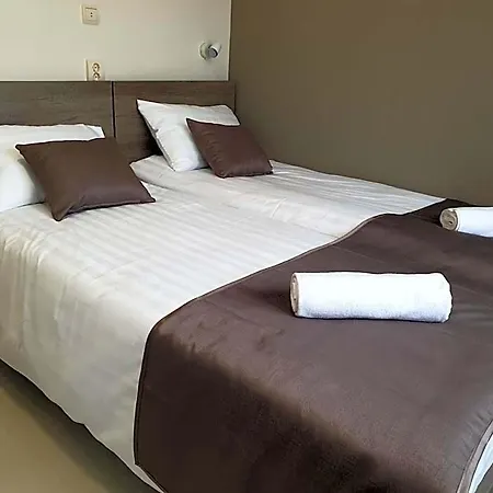 Familia Panzio & Apartmanhaz Отель типа 