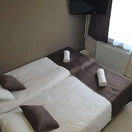 Familia Panzió&apartmanház Bed and breakfast Győr